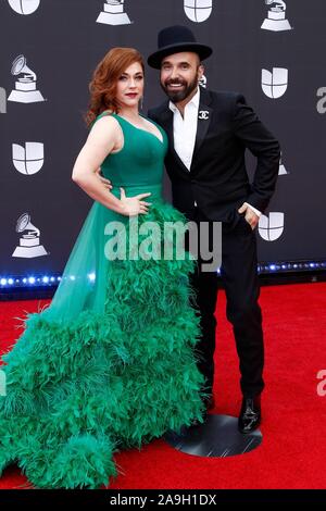 Las Vegas, NV, USA. 14 Nov, 2019. Alisha Gaddis, Lucky Diaz der Glücklichen Band bei der Ankunft für 20 Latin Grammy Awards - Ankünfte 3, MGM Grand Garden Arena in Las Vegas, NV 14. November 2019. Credit: JA/Everett Collection/Alamy leben Nachrichten Stockfoto