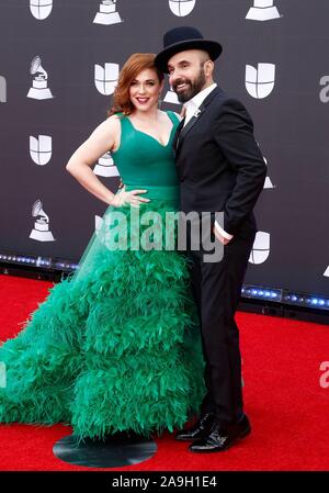 Las Vegas, NV, USA. 14 Nov, 2019. Alisha Gaddis, Lucky Diaz der Glücklichen Band bei der Ankunft für 20 Latin Grammy Awards - Ankünfte 3, MGM Grand Garden Arena in Las Vegas, NV 14. November 2019. Credit: JA/Everett Collection/Alamy leben Nachrichten Stockfoto