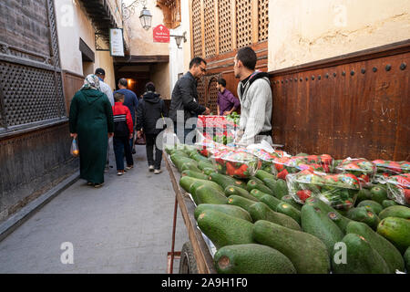 Fez, Marokko. November 9, 2019. Die Frucht Anbieter Stände auf die engen Gassen in der Medina Stockfoto