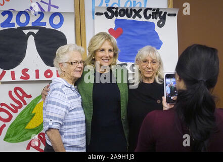 Sioux City, Iowa, USA. 15 Nov, 2019. Dr. Jill Biden stellt mit den Teilnehmern nach der Kampagne Pitch für Ehemann, ehemaliger Vizepräsident Joe Biden (nicht abgebildet) und 2020 Präsidentschaftskandidat, am Aalfs Innenstadt öffentliche Bibliothek in Sioux City, Iowa Freitag, November 15, 2019. Quelle: Jerry Mennenga/ZUMA Draht/Alamy leben Nachrichten Stockfoto