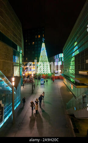 Beleuchtete Weihnachtsbaum mit Herz in Liverpool Stockfoto