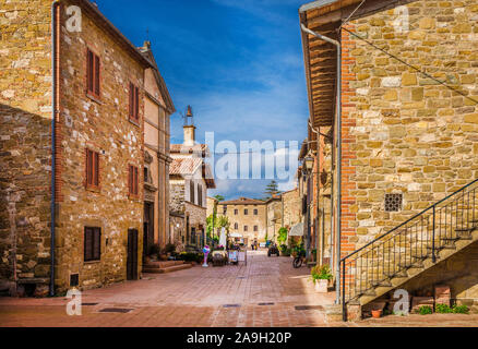 Die Hauptstraße mit alte Steinbauten der Isola Maggiore (Greate Insel) Dorf des Lago Trasimeno in Umbrien Stockfoto