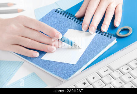 Notepad mit weiblichen Hand und Kugelschreiber Stockfoto