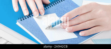 Notepad mit weiblichen Hand und Kugelschreiber Stockfoto