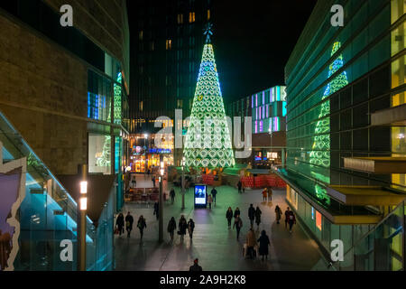 Beleuchteter Weihnachtsbaum mit Herzen im Einkaufszentrum Liverpool One Stockfoto