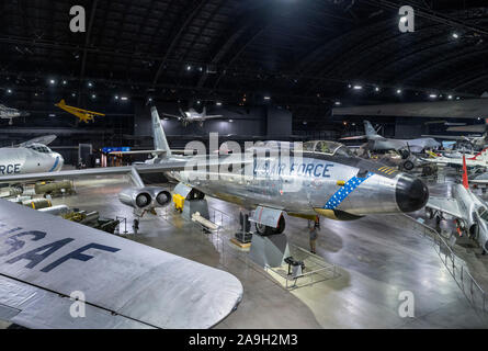 Blick über Flugzeuge auf dem nationalen Museum der United States Air Force mit einer Boeing RB-47 UHR Stratojet im Vordergrund, Dayton, Ohio, USA. Stockfoto