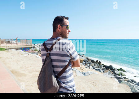 Mann, der an der Promenade mit Blick auf Horizont, an einem sonnigen Tag Stockfoto