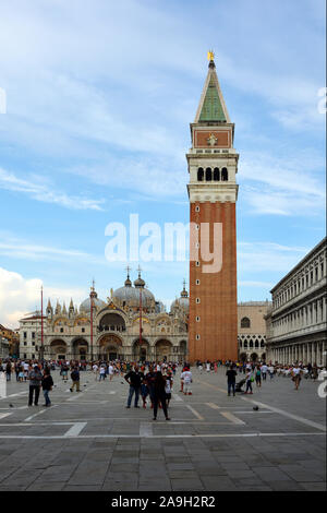 Piazza San Marco Basilika und dem Glockenturm Campanile am Abend in Venedig - Italien. Stockfoto