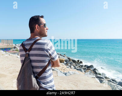 Mann, der an der Promenade mit Blick auf Horizont, an einem sonnigen Tag Stockfoto