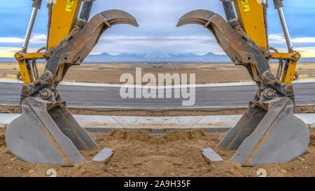 Traktor Symmetrie mit offenen Scooper auf einem Hydraulikbagger Stockfoto