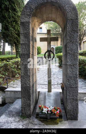 Ein kleines Kriegerdenkmal vor der Kirche von Santa Maria Assunta in Navazzo, Italien Stockfoto