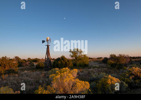 Westernmill gegen Sonnenuntergang in New Mexico, USA Stockfoto