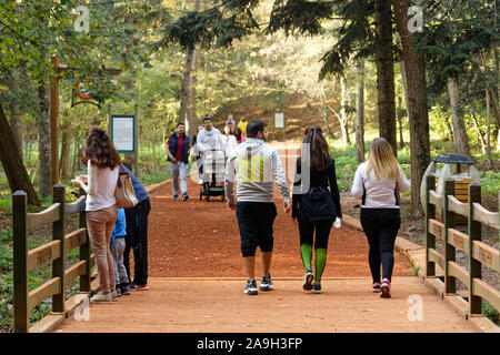 Gruppe von Menschen mit gesunden Lebensstil Ausübung auf Laufstrecke, ein Wochenende gehen und die Natur genießen in Belgrad Wald in Istanbul. Stockfoto