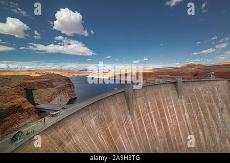 Glen Canyon Dam Wand gegen den blauen Himmel in Page, Arizona, USA Stockfoto