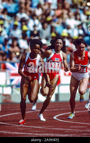 Evelyn Ashford und Florence Griffith Joyner (USA) in der 4X100 Relais konkurrieren auf dem 1988 Olympoic Sommer Spiele. Stockfoto