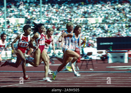 Evelyn Ashford und Florence Griffith Joyner (USA) in der 4X100 Relais konkurrieren auf dem 1988 Olympoic Sommer Spiele. Stockfoto