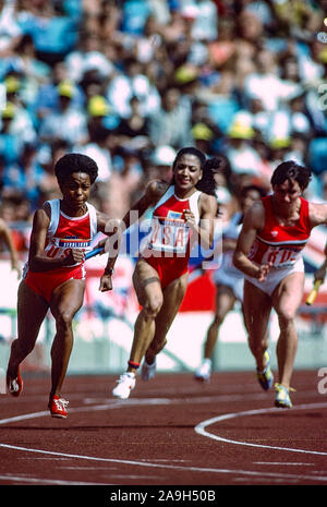 Evelyn Ashford und Florence Griffith Joyner (USA) in der 4X100 Relais konkurrieren auf dem 1988 Olympoic Sommer Spiele. Stockfoto