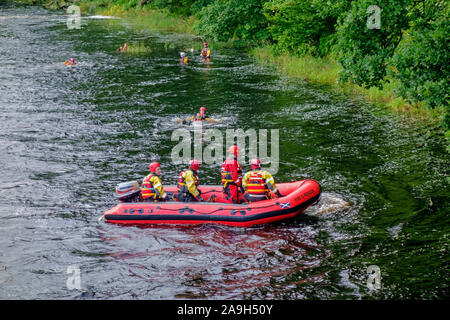 Schottische Feuerwehr- und Rettungskräfte auf einem Wasser rescue Training übung in der River Cree in Newton Stewart, Dumfries und Galloway, Schottland. Stockfoto