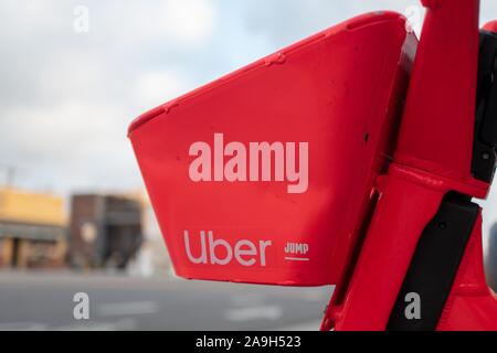 Close-up Logo für ridesharing Unternehmen Uber auf mietfähigen Fahrrad in Los Angeles, Kalifornien, 27. Oktober 2019. () Stockfoto