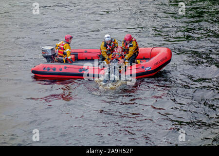 Schottische Feuerwehr- und Rettungskräfte auf einem Wasser rescue Training übung in der River Cree in Newton Stewart, Dumfries und Galloway, Schottland. Stockfoto