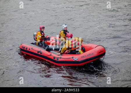 Schottische Feuerwehr- und Rettungskräfte auf einem Wasser rescue Training übung in der River Cree in Newton Stewart, Dumfries und Galloway, Schottland. Stockfoto