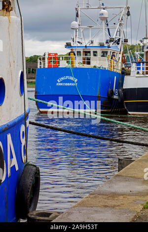 Jakobsmuscheln Schwimmbagger am Hafen in Kirkcudbright, Dumfries und Galloway, Schottland. Stockfoto