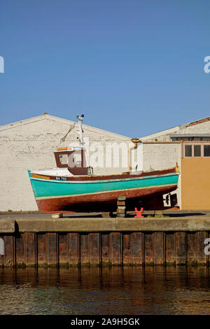 Kleines Fischerboot im Hafen von Girvan, South Ayrshire, Schottland. Stockfoto