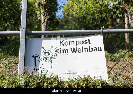 Zeichen der Ankündigung "Kompost im Weinbau" in einem Weinberg am Ufer der Mosel (Moselle) in Piesport, Deutschland Stockfoto