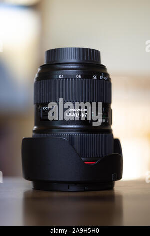 Canon EF 24-70 mm f/2.8L II USM Standard-zoomobjektiv mit einer glatten bokeh Hintergrund und flache Tiefenschärfe. Stockfoto