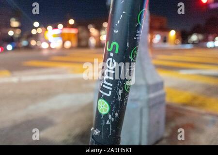 Close-up Logo für Kalk sharing Wirtschaft mietbaren Roller in der Nacht in Los Angeles, Kalifornien, 28. Oktober 2019. () Stockfoto