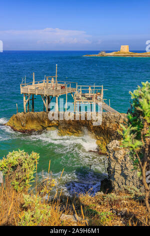 Apulien Meer: Das trebuchet. Das Merkmal "trabucco" ist der Hintergrund für lange Spaziergänge durch das Meer des Gargano im südlichen Italien. Stockfoto