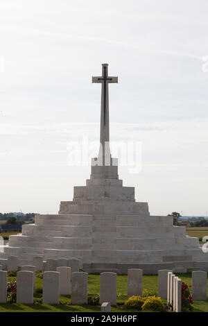 Das Kreuz des Opfers über einen Deutschen Pillenschachtel in der Mitte des Commonwealth War Graves Commission (Cwgc) Tyne Cot Soldatenfriedhof in Zonnebeke. Stockfoto