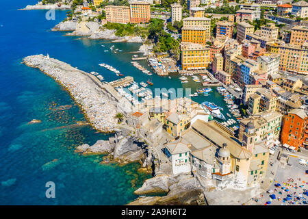 Luftaufnahme von Camogli. Panorama der Burg della Dragonara und die Basilika Santa Maria Assunta. Farbenfrohe Gebäude in der Nähe der ligurischen Meer Strand. Anzeigen von Stockfoto