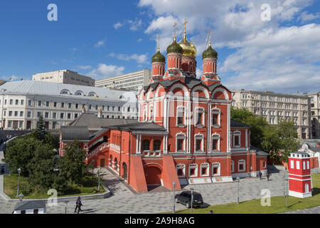 Moskau, Russland - Juli 7, 2019: Znamensky Cathedral auf Varvarka Straße an einem sonnigen Sommertag. Blick von der Zaryadye Park. Stockfoto