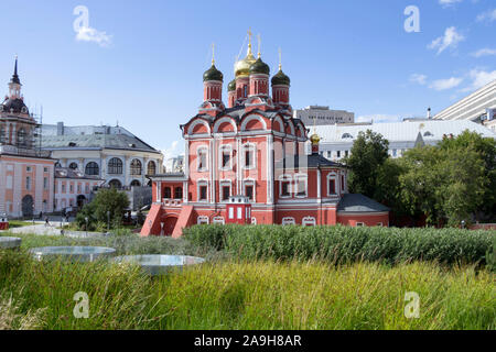 Moskau, Russland - Juli 7, 2019: Znamensky Cathedral auf Varvarka Straße an einem sonnigen Sommertag. Blick von der Zaryadye Park. Stockfoto