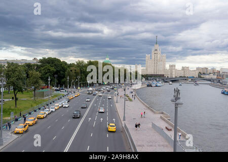 Moskau, Russland - Juli 7, 2019: kotelnicheskaya Damm Gebäude ist eines von sieben stalinistischen Wolkenkratzer, zum Zeitpunkt der Konstruktion war es der talle Stockfoto