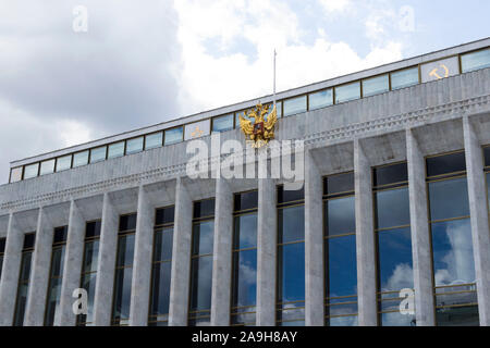 Moskau, Russland - Juli 9, 2019: Der Staat Kremlin Palace, inoffiziell wie der Kreml Palast der Kongresse bekannt ist, ist ein großes, modernes Gebäude. Stockfoto