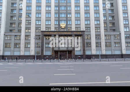 Moskau, Russland - Juli 7, 2019: Fassade der Staatsduma der Russischen Föderation, Teil des russischen Parlaments. Das Gebäude ist in der hist entfernt Stockfoto