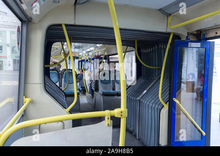 Moskau, Russland - Juli 7, 2019: Der Innenraum des LiAZ -6213 ist ein gelenk Niederflur Stadtbus durch die likinsky Bus Anlage hergestellt. Stockfoto