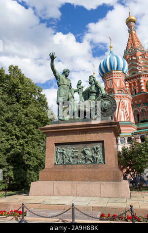 Moskau, Russland - Juli 7, 2019: Denkmal für Minin und Pozharsky neben der Kathedrale von Vasily an einem sommerlichen Tag gesegnet Stockfoto