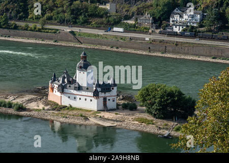 Blick auf die Burg Pfalzgrafenstein von Wandern auf rheinsteig Trail in das Mittelrheintal, Deutschland Stockfoto