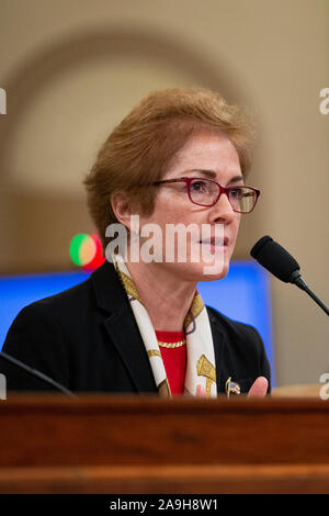 Der frühere US-Botschafter in der Ukraine Marie Yovanovitch bezeugt vor der US-House Permanent Select Committee on Intelligence, wie sie dem Amtsenthebungsverfahren gegen US-Präsident Donald J. Trumpf auf dem Capitol Hill in Washington D.C., USA, am Freitag, 15. November 2019 untersuchen. Credit: Stefani Reynolds/CNP | Verwendung weltweit Stockfoto