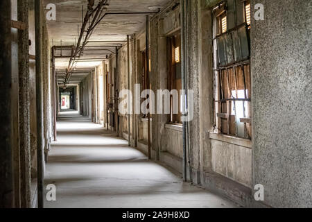 USA, New York, Ellis Island - Mai 2019: Korridor in verlassenen Krankenhaus Gebäude Stockfoto