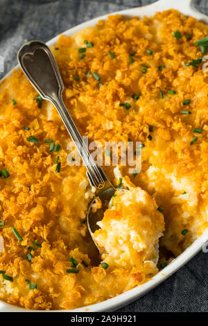 Hausgemachte Beerdigung Kartoffel Auflauf mit Käse und Schnittlauch Stockfoto