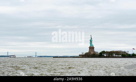 USA, New York, Ellis Island - Mai 2019: Blick auf die Freiheitsstatue und die Verrazzano-Narrows Brücke Stockfoto