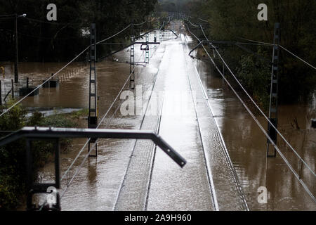 Colloto, Spanien. 15 Nov, 2019. Gleise zwischen El Berron und Oviedo aufgrund der Überlauf des Nora Fluss, am 15. November 2019 In Colloto, Spanien überflutet. Die schweren Regen und Schnee aufgrund der vorübergehenden Cecilia haben die Streichung von Zügen verursacht und einige Straßen den ganzen Tag in Asturien. Quelle: David Gato/Alamy leben Nachrichten Stockfoto