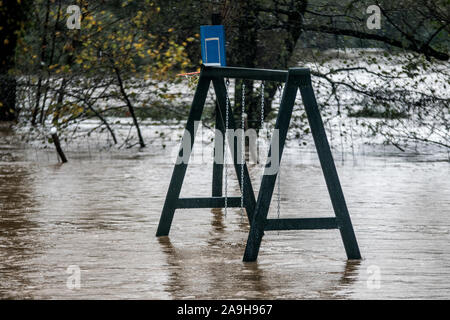 Colloto, Spanien. 15 Nov, 2019. Eine Schaukel auf dem Spielplatz durch eine Flut von der Überlauf des Nora Fluss entstehen, am 15. November 2019 In Colloto, Spanien. Die schweren Regen und Schnee aufgrund der vorübergehenden Cecilia haben die Streichung von Zügen verursacht und einige Straßen den ganzen Tag in Asturien. Quelle: David Gato/Alamy leben Nachrichten Stockfoto