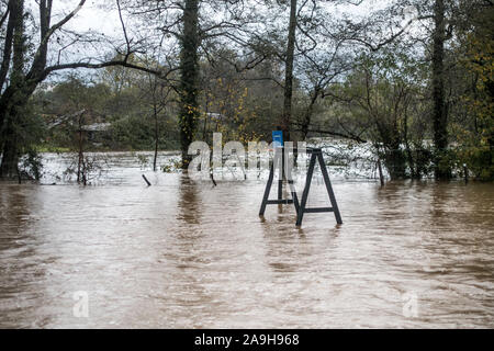 Colloto, Spanien. 15 Nov, 2019. Eine Schaukel auf dem Spielplatz durch eine Flut von der Überlauf des Nora Fluss entstehen, am 15. November 2019 In Colloto, Spanien. Die schweren Regen und Schnee aufgrund der vorübergehenden Cecilia haben die Streichung von Zügen verursacht und einige Straßen den ganzen Tag in Asturien. Quelle: David Gato/Alamy leben Nachrichten Stockfoto