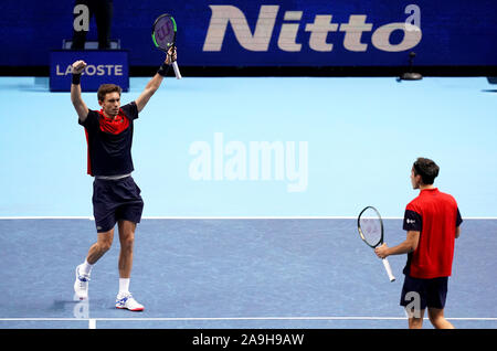 Nicolas Mahut (links) und Pierre-Hugues Herbert feiert gewinnen ihre Männer verdoppelt Group Phase Match gegen Jean-Julien Rojer und Horia Tecau am Tag sechs der Nitto ATP-Finale in der O2 Arena in London. Stockfoto