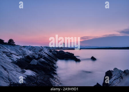 Leuchtturm bei Sonnenuntergang, Kroatischen Küste Stockfoto